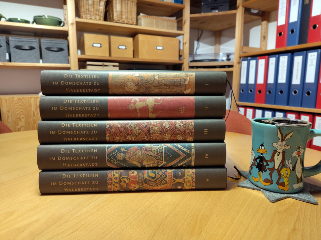 Book Review - Die Textilien im Domschatz zu Halberstadt