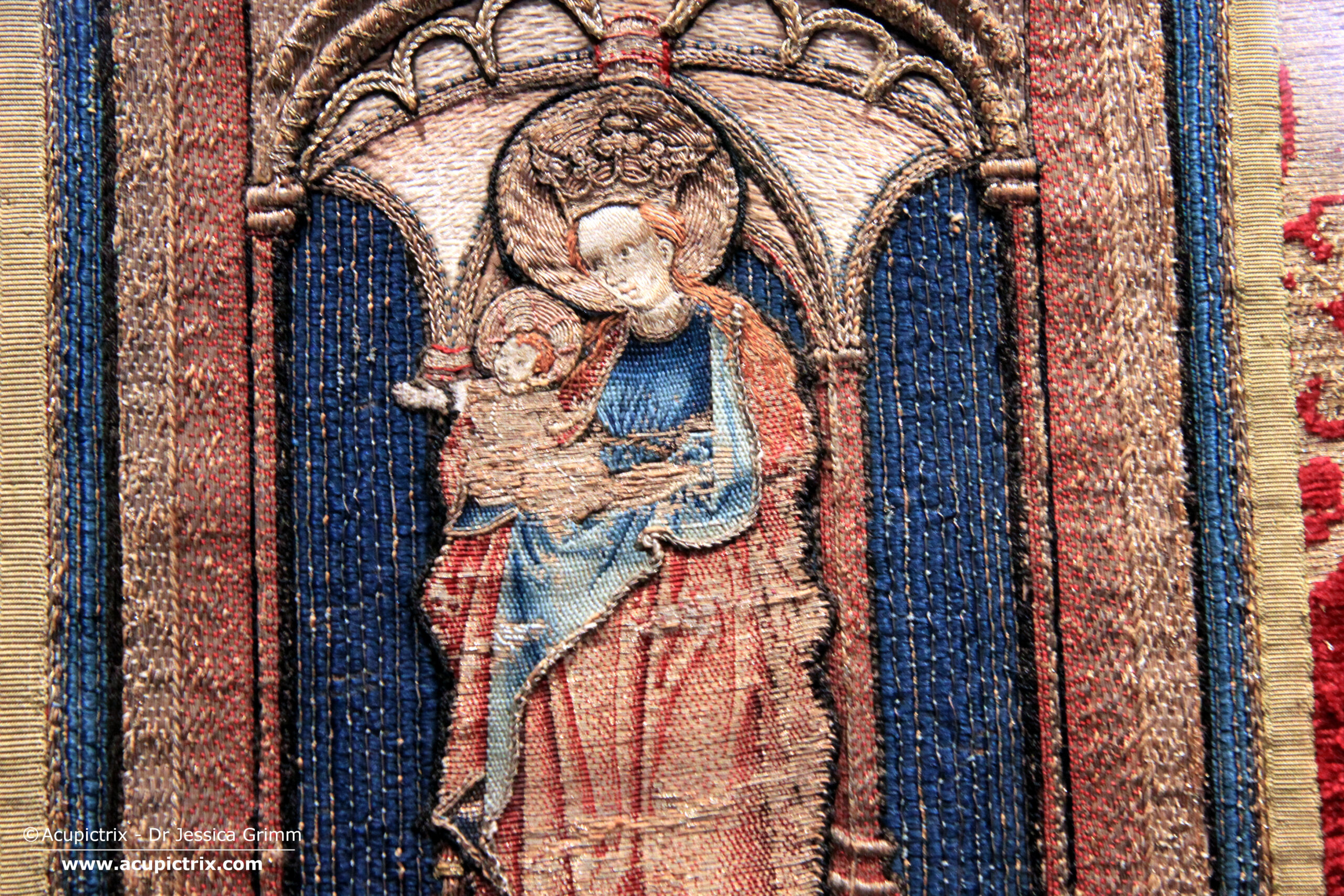 Mary with Child on the chasuble of the Schlosser Ornat, Inv. Nr. 124 I-III, Dommuseum Frankfurt.