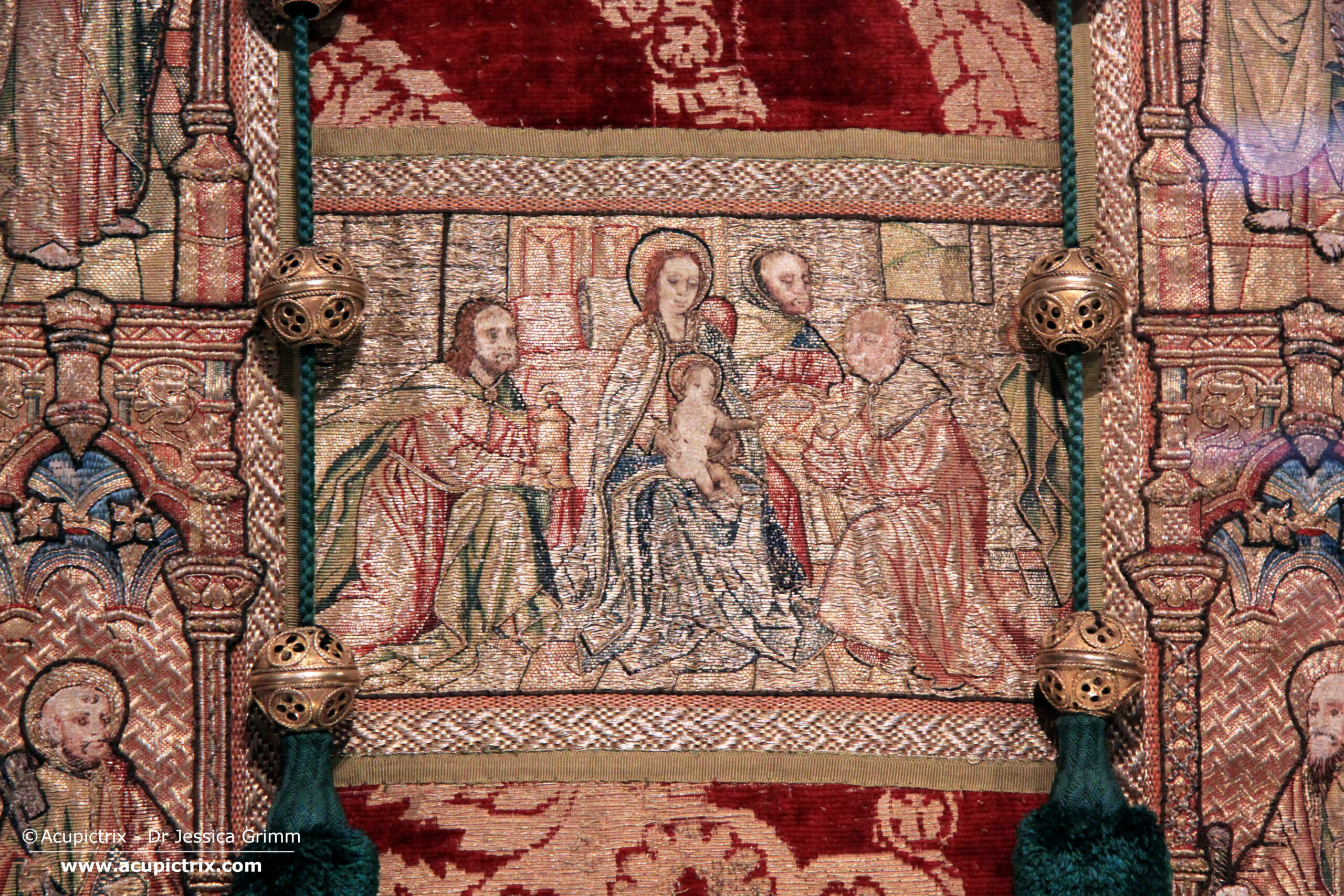 Detail dalmatic (Adoration of the Magi) of the Schlosser Ornat, Inv. Nr. 124 I-III, Dommuseum Frankfurt.