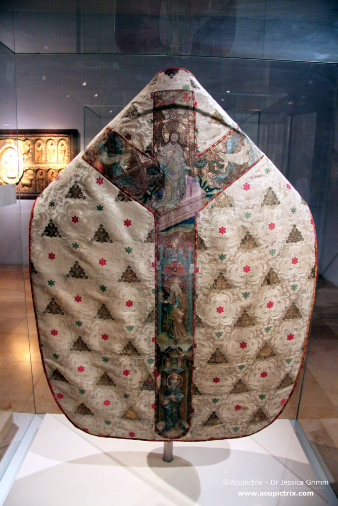 Embroidered vestments - White chasuble (back) with Bohemian embroidery, Germanisches Nationalmuseum KG 1331.