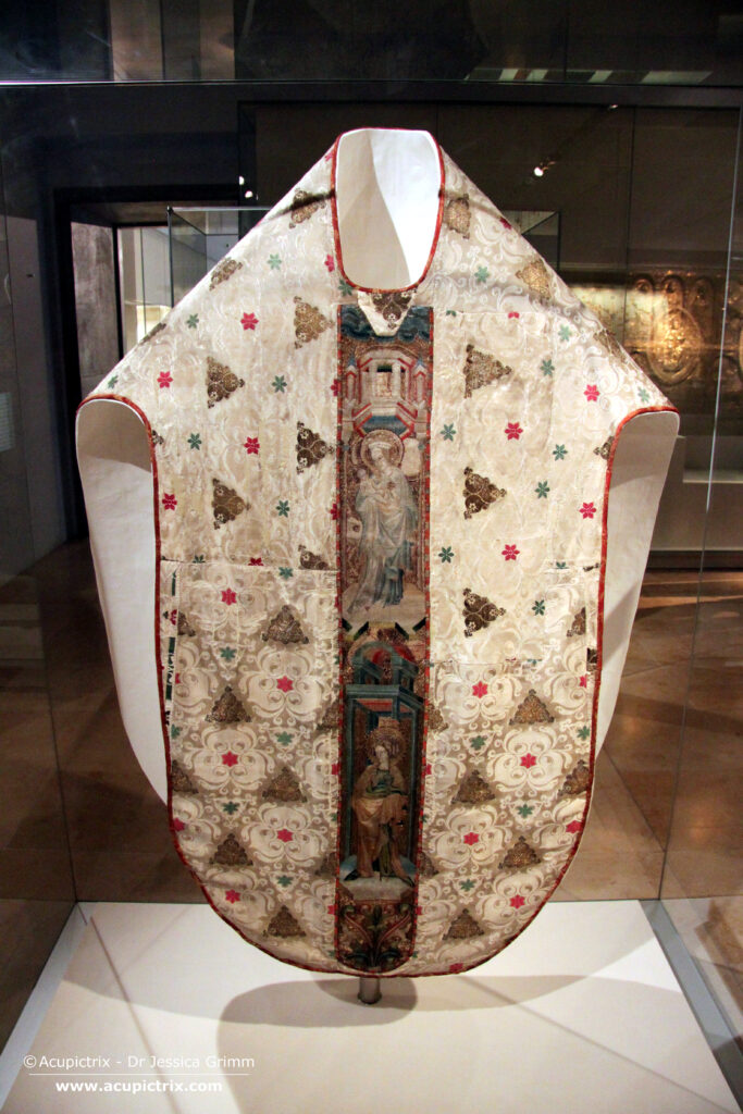 Embroidered vestments - White chasuble (front) with Bohemian embroidery, KG 1331.