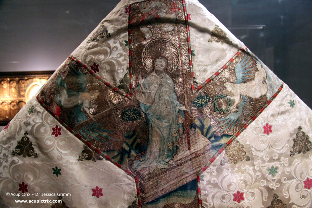 Embroidered vestments - White chasuble (detail back) with Bohemian embroidery, Germanisches Nationalmuseum KG 1331.
