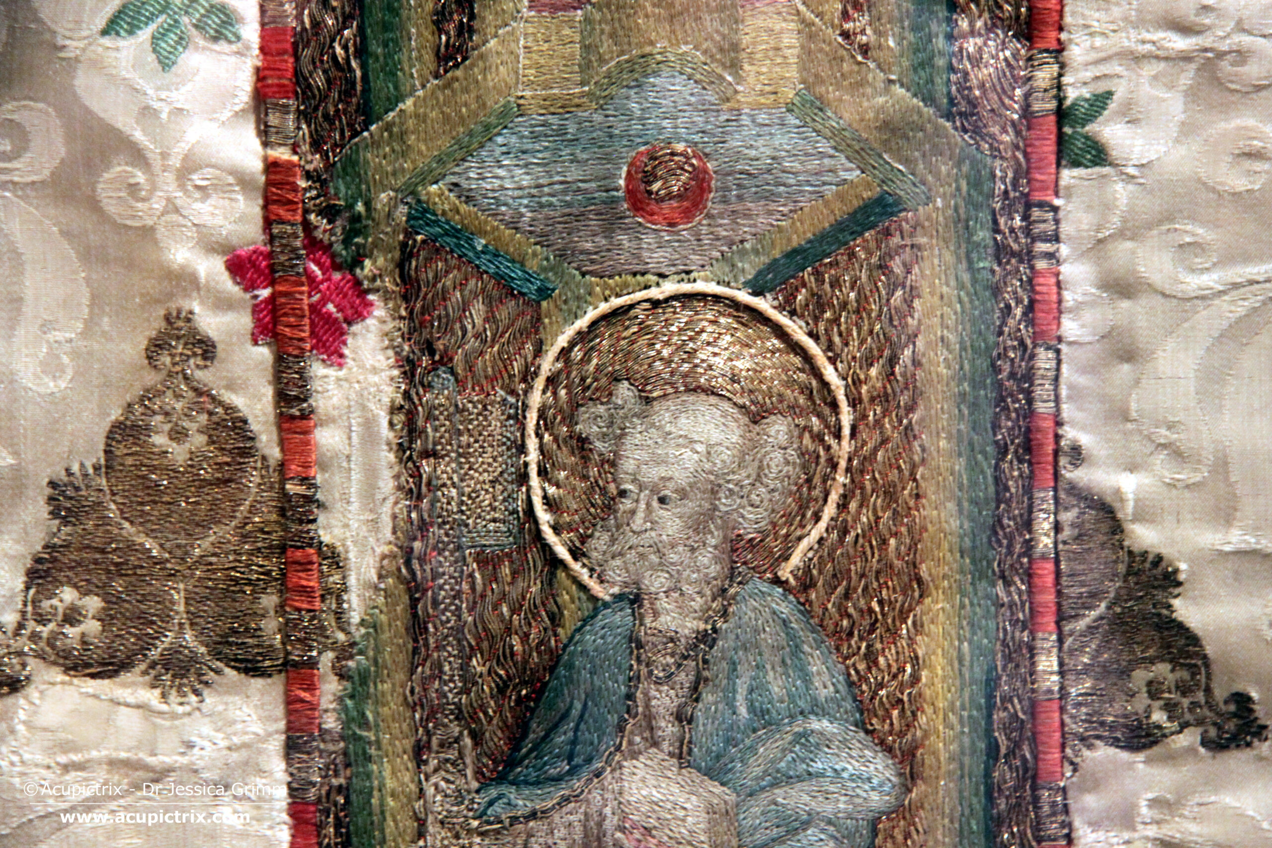 Embroidered vestments - White chasuble (detail back) with Bohemian embroidery, Germanisches Nationalmuseum KG 1331.