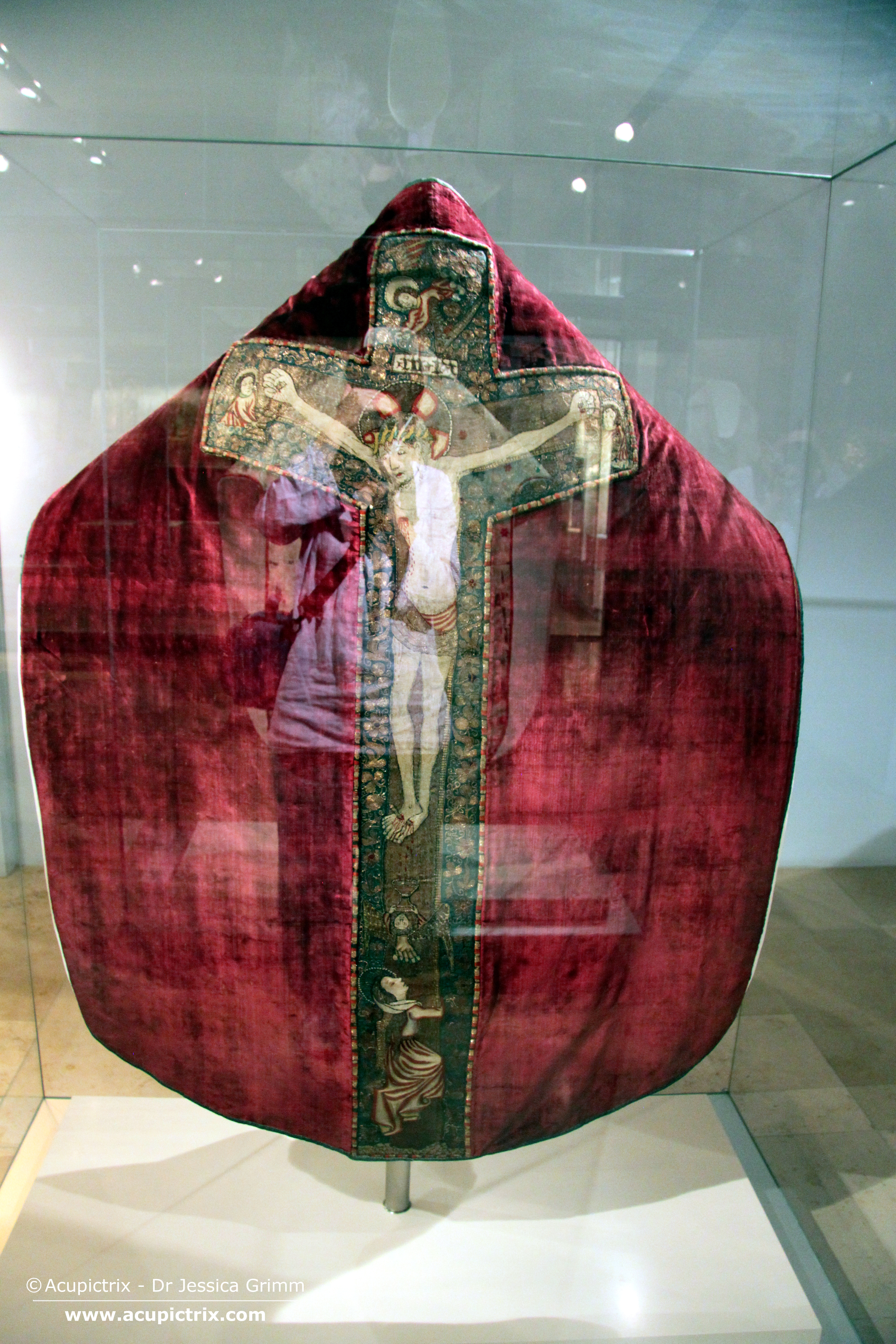 Embroidered vestments - Red chasuble (back) with embroidered cross, KG 1332.