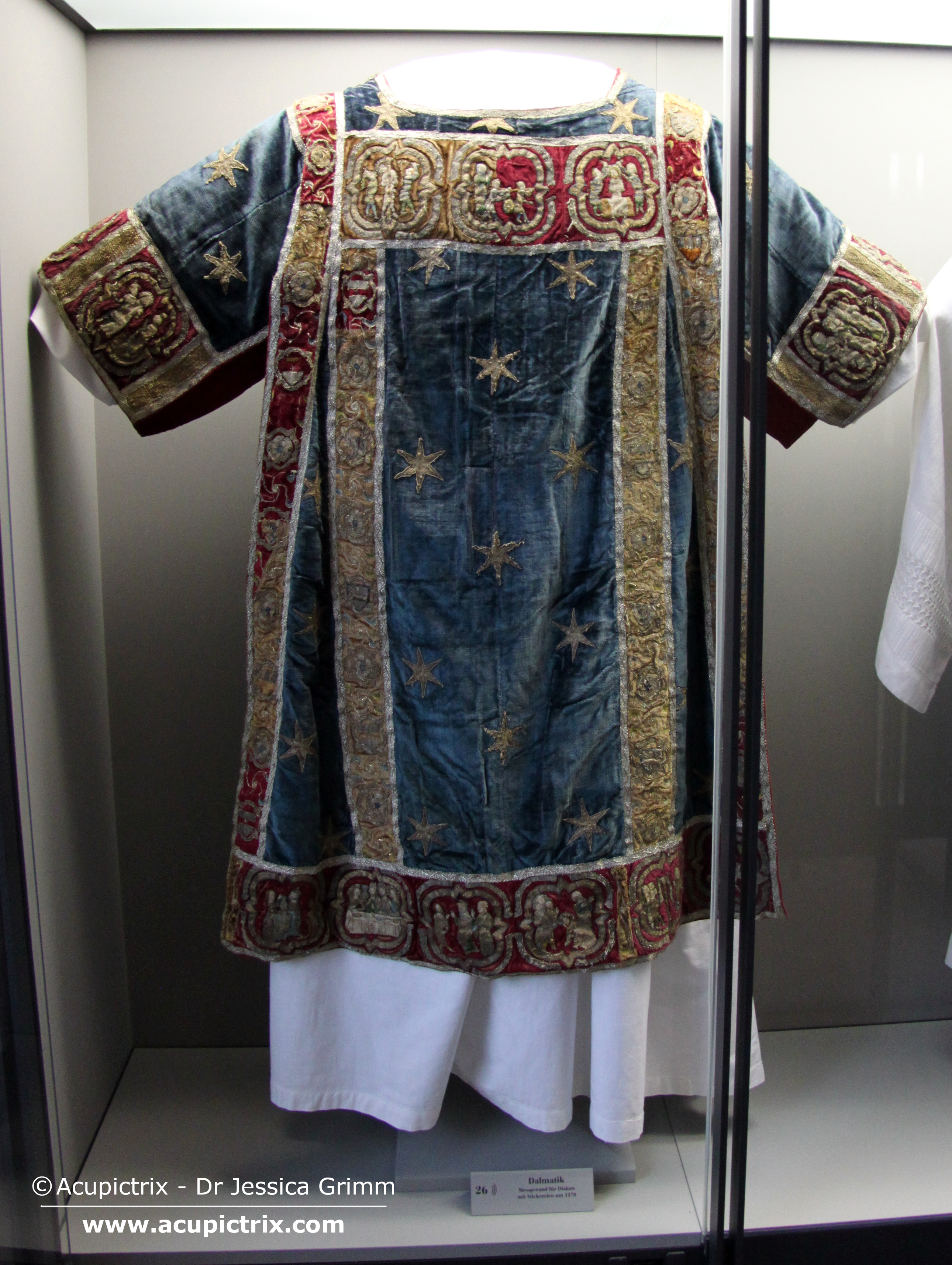 St Johann Burtscheid - tunicella (front), embroidery late 14th century.