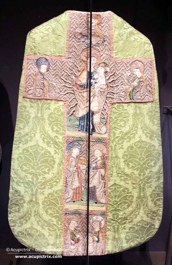 Domschatz Fritzlar - a green chasuble with an embroidered cross