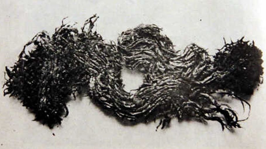 Villach-Judendorf - black and white picture of an archaeological textile scrap