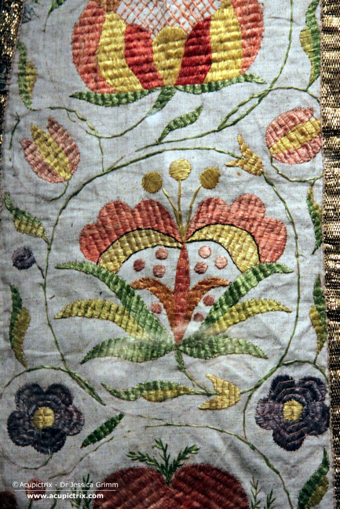 Linen vestments Tyrol - White chasuble with colourful silk embroidery