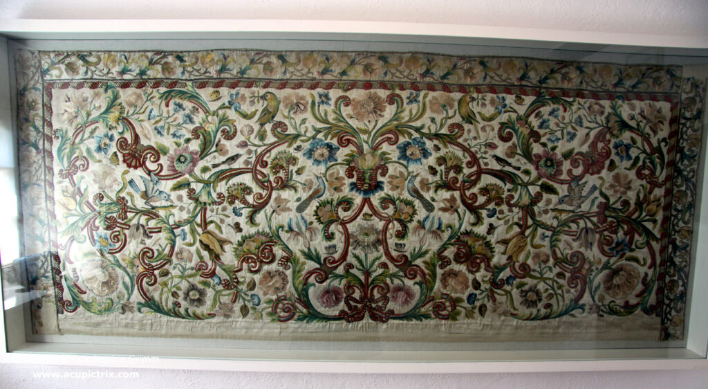 Stadtmuseum Klausen - detail silk embroidered antependium with flowers and birds